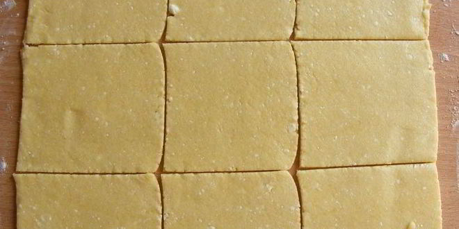 Рецепт творожных конвертиков с клубничным джемом и крошкой