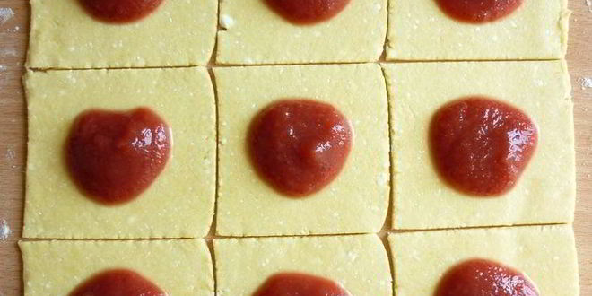 Рецепт творожных конвертиков с клубничным джемом и крошкой