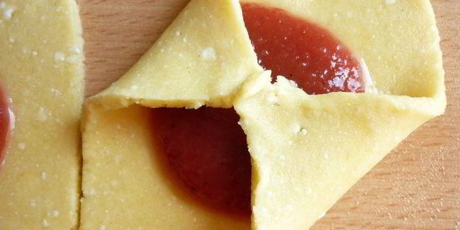 Рецепт творожных конвертиков с клубничным джемом и крошкой