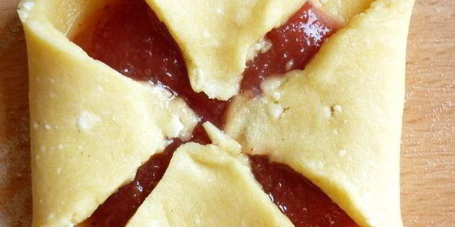 Рецепт творожных конвертиков с клубничным джемом и крошкой