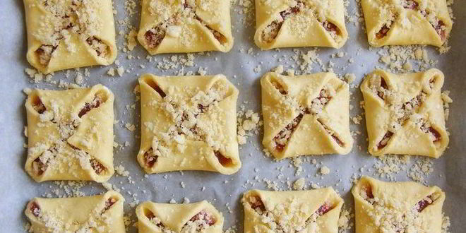 Рецепт творожных конвертиков с клубничным джемом и крошкой