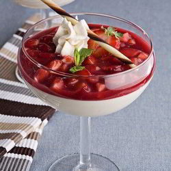 Рецепт Ванильного пудинга с джемом из свежей клубники