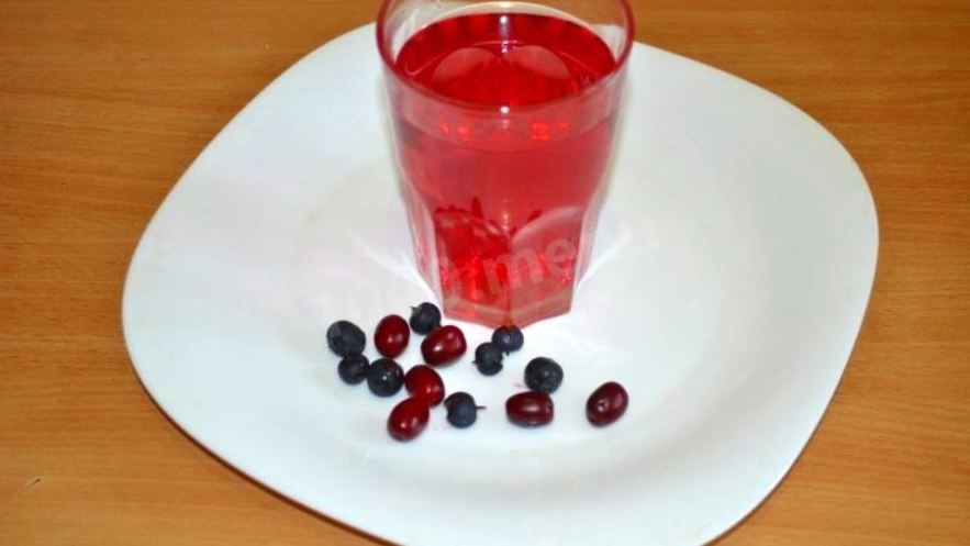 Рецепт компота из кизила и черной смородины