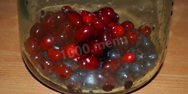 Рецепт компота из кизила и черной смородины