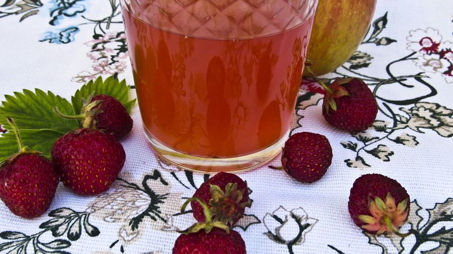 Рецепт компота из клубники и яблок