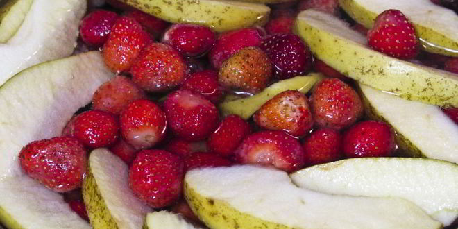 Рецепт компота из клубники и яблок