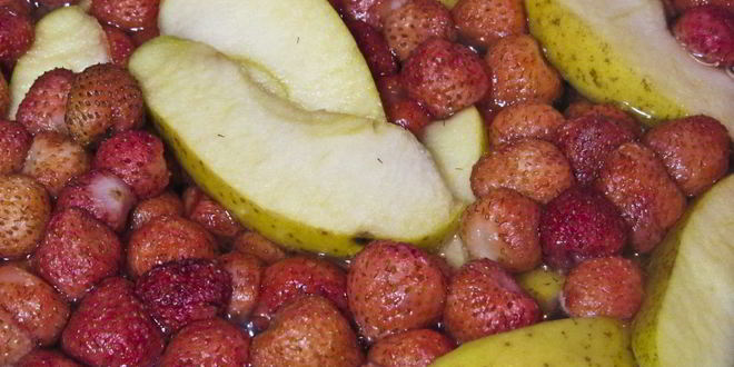 Рецепт компота из клубники и яблок