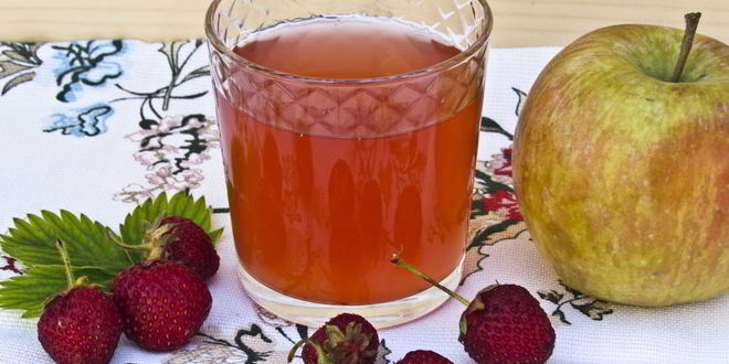 Рецепт компота из клубники и яблок