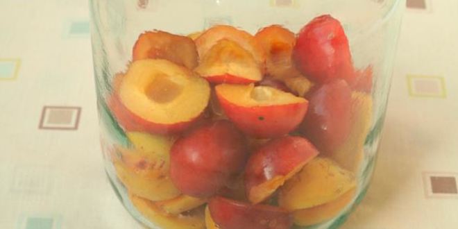 Рецепт компота из слив и абрикос на зиму