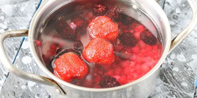 Рецепт компота из замороженных ягод клубники, ежевики, брусники