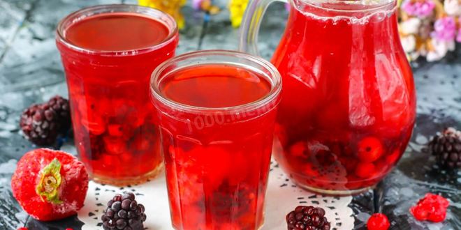 Рецепт компота из замороженных ягод клубники, ежевики, брусники