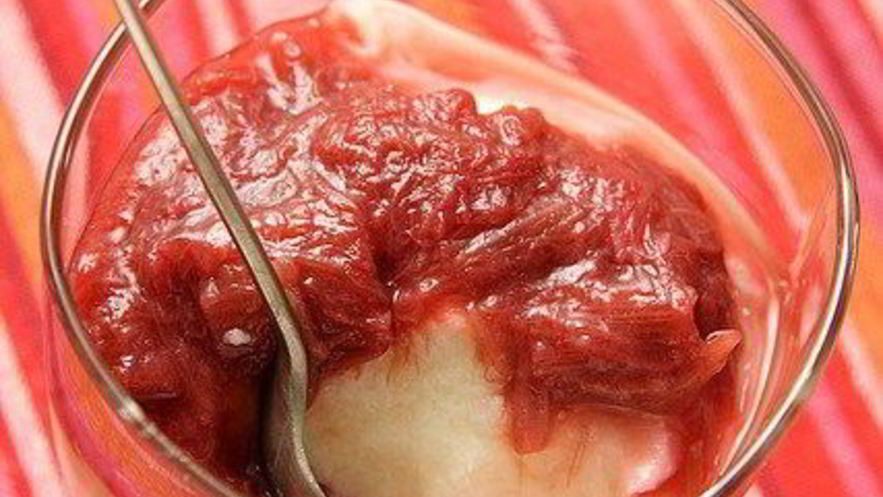 Рецепт манного пудинга с теплым компотом из ревеня