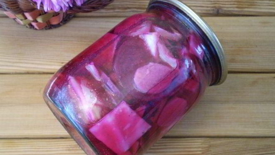 Рецепт маринованной капусты со свеклой и чесноком