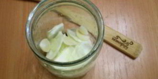 Рецепт маринованной капусты со свеклой и чесноком