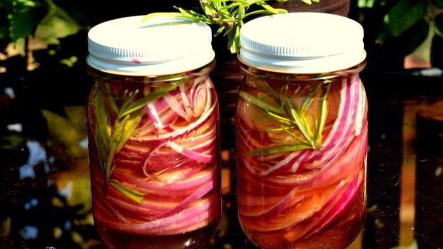 Рецепт розового маринованного лука