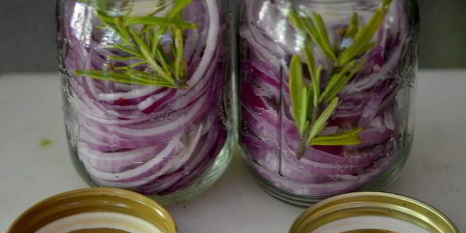 Рецепт розового маринованного лука