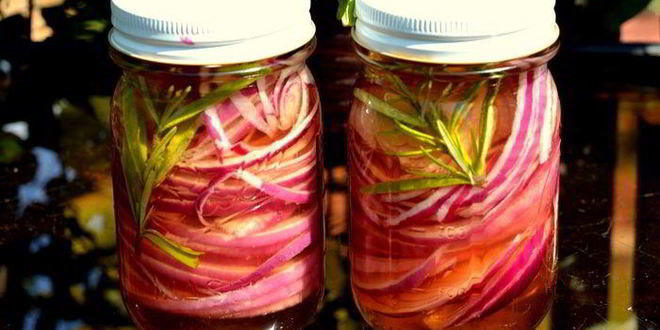 Рецепт розового маринованного лука