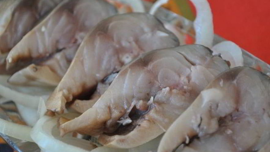 Рецепт соленой скумбрии с черносливом