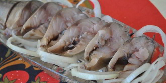 Рецепт соленой скумбрии с черносливом