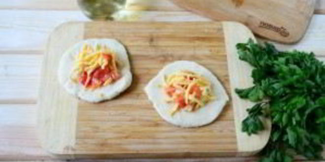 Рецепт беляшей с помидорами и сыром