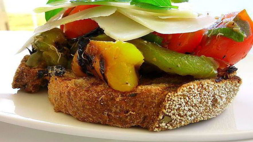 Рецепт брускетты с жареным перцем