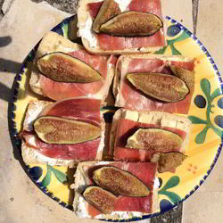 Рецепт Брускетты по-провански с инжиром и лавандовым медом