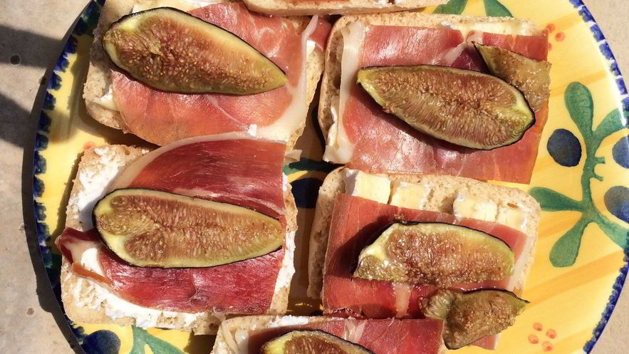 Рецепт брускетты по-провански с инжиром и лавандовым медом