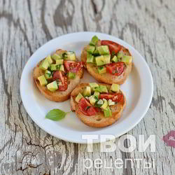 Рецепт Брускетты с авокадо и помидорами черри