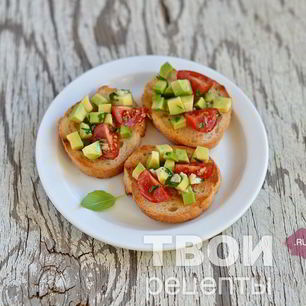 Рецепт Брускетты с авокадо и помидорами черри