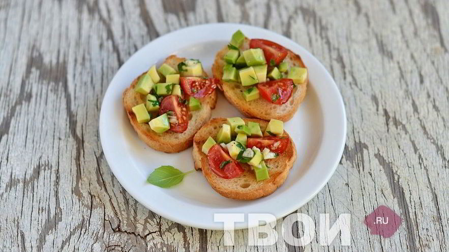Рецепт брускетты с авокадо и помидорами черри