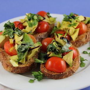 Рецепт Брускетты с авокадо и томатами черри