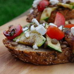 Рецепт Брускетты с чечевицей, фетой и цукини