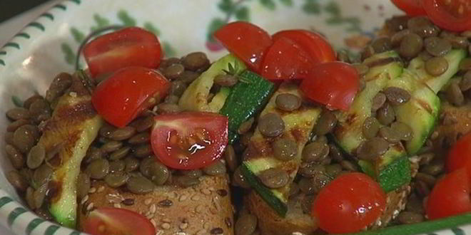 Рецепт брускетты с чечевицей, фетой и цукини