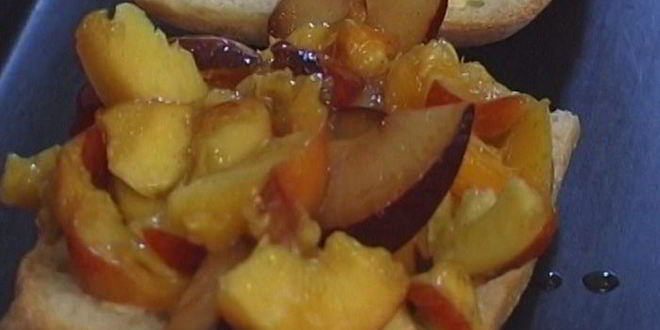 Рецепт брускетты с фруктами