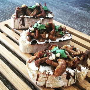 Рецепт Брускетты с грибами и мягким сыром