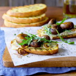 Рецепт Брускетты с грибами, луком и соусом песто