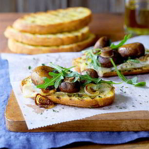 Рецепт Брускетты с грибами, луком и соусом песто