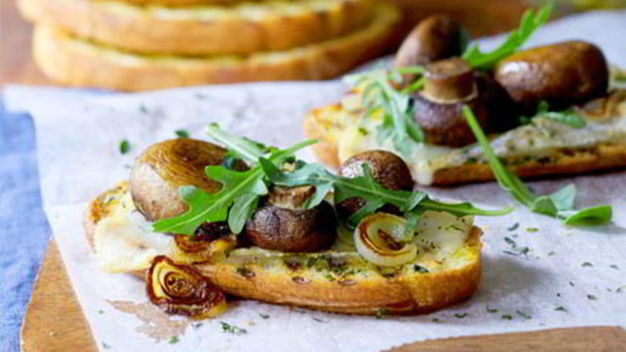 Рецепт брускетты с грибами, луком и соусом песто