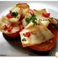 Рецепт Брускетты с кальмарами и чили