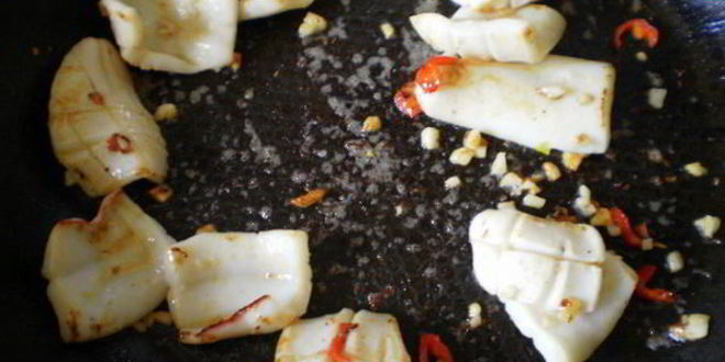 Рецепт брускетты с кальмарами и чили