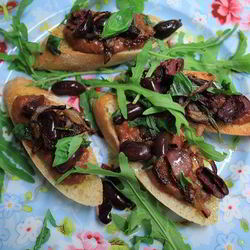 Рецепт Брускетты с красной фасолью и сладким перцем