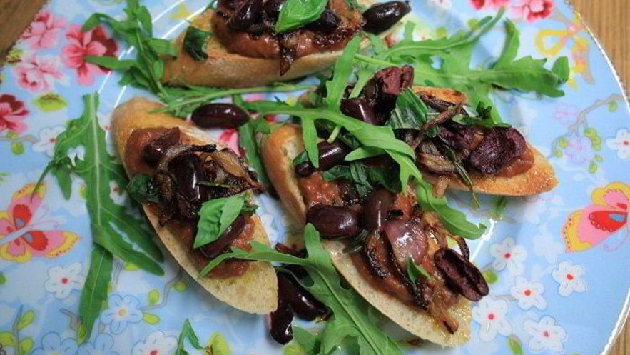 Рецепт брускетты с красной фасолью и сладким перцем