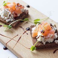 Рецепт Брускетты с лососем и сыром