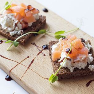 Рецепт Брускетты с лососем и сыром