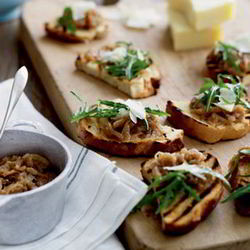 Рецепт Брускетты с луком и сыром