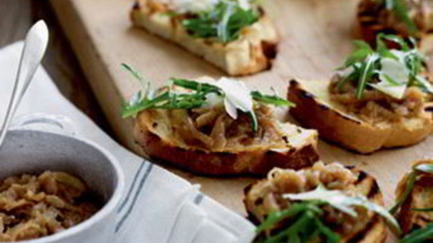 Рецепт брускетты с луком и сыром