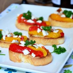 Рецепт Брускетты с маринованным перцем и фетой