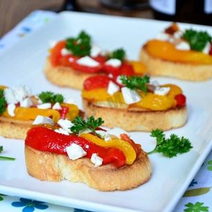 Рецепт Брускетты с маринованным перцем и фетой