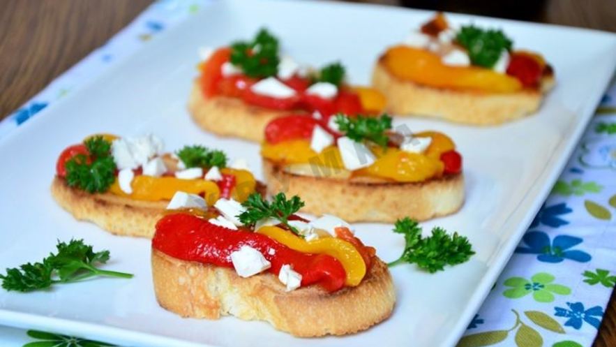 Рецепт брускетты с маринованным перцем и фетой