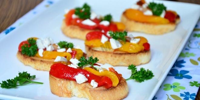 Рецепт брускетты с маринованным перцем и фетой
